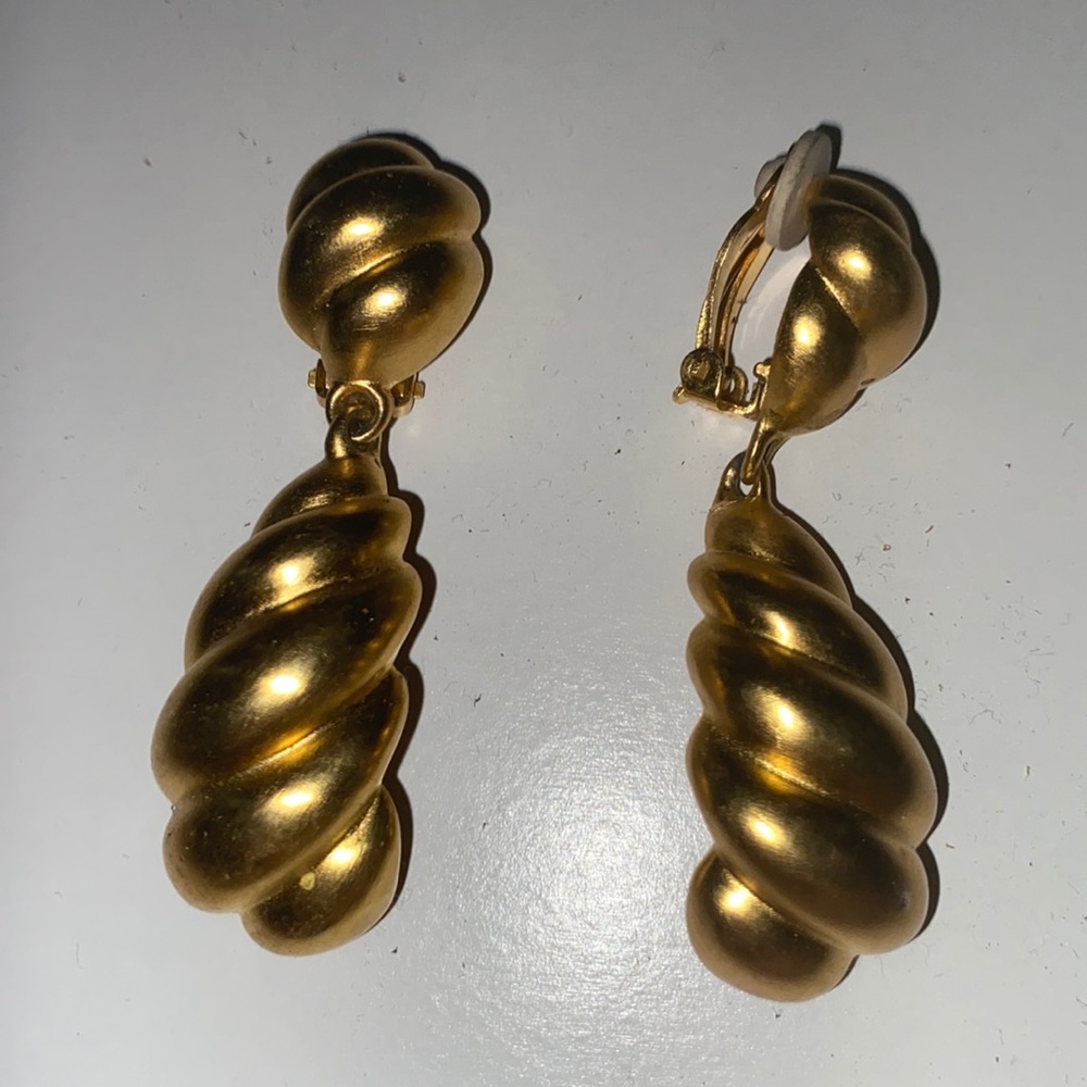 Vintage 80s Clip on gold tone earrings